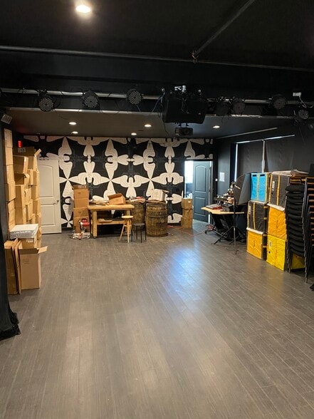 More Photos Of 72-76 N Broadway St, Des Plaines Light Distribution For Sale