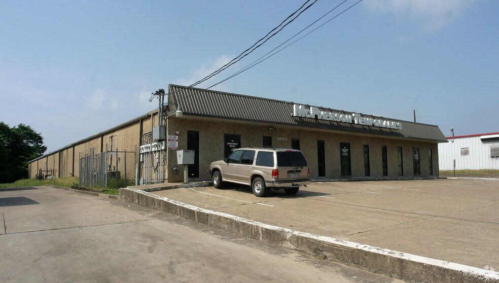 More Photos Of 3880 Ledbetter Dr W, Dallas Flex For Lease