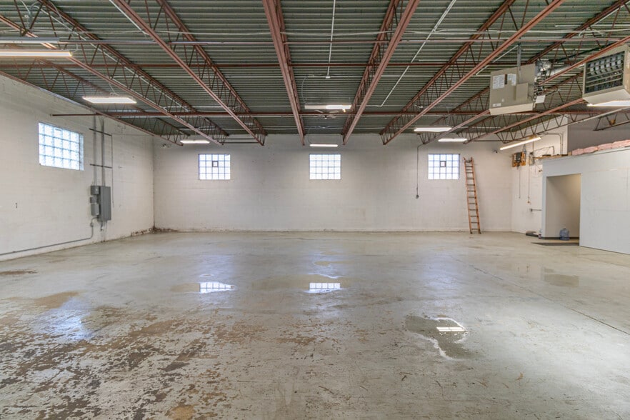 More Photos Of 450 Bennett Rd, Elk Grove Village Warehouse For Lease