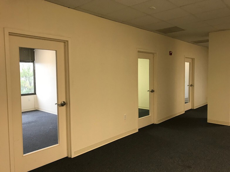 More Photos Of 1110-1118 Herndon Pky, Herndon Office For Lease