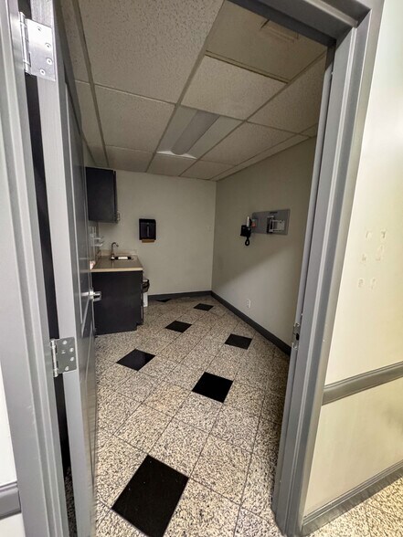 More Photos Of 4502 N Laurent St, Victoria Medical For Sale