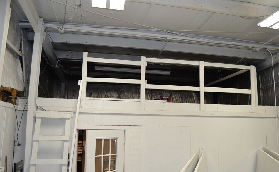 More Photos Of 10403 N Roscommon Rd, Roscommon Warehouse For Sale