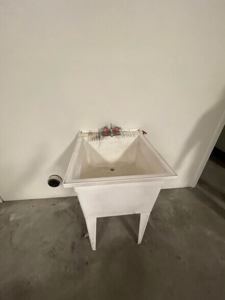 More Photos Of 8300 E Valencia Rd, Tucson Warehouse For Lease