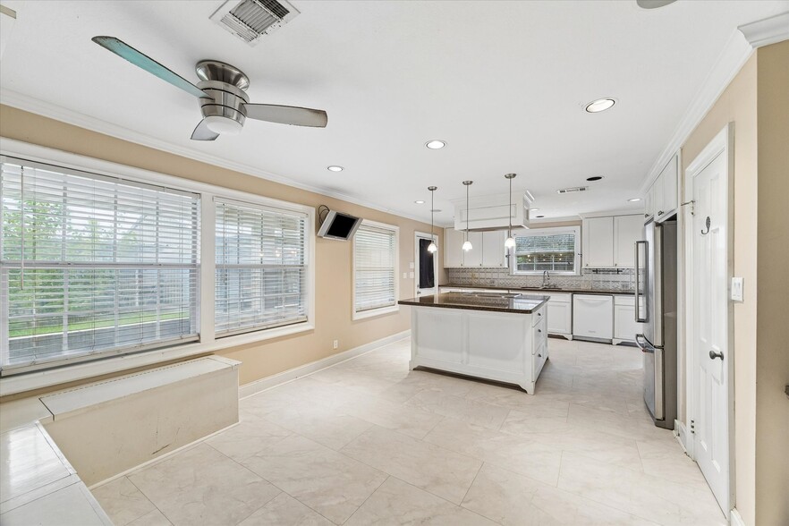 More Photos Of 1330 Des Jardines St, Houston Office Residential For Sale