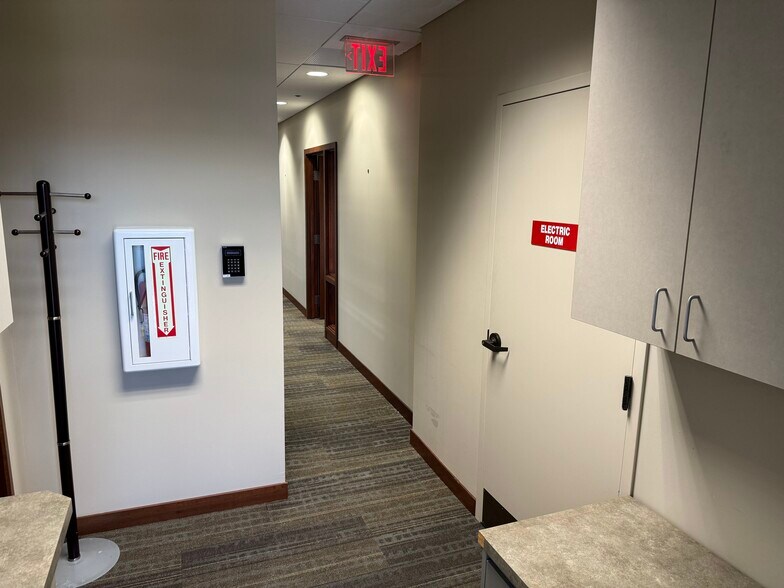 More Photos Of 109 Veterans Pky, Yorkville Office For Lease