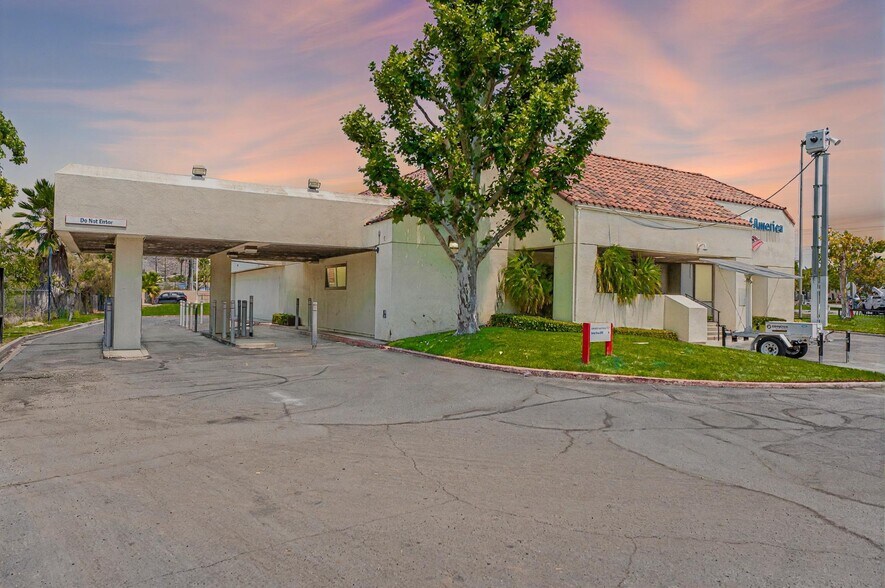 More Photos Of 2495 Lakeshore Dr, Lake Elsinore Bank For Sale