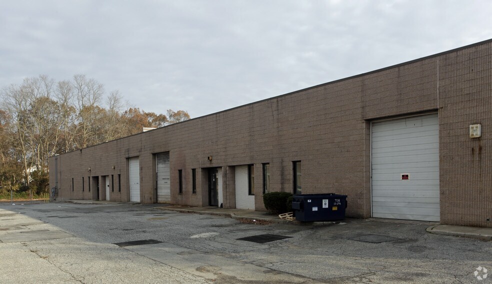 More Photos Of 565 Acorn St, Deer Park Warehouse For Lease