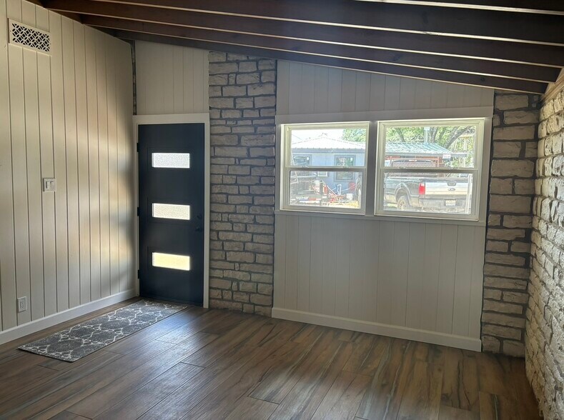 More Photos Of 111 Holiday Loop, Canyon Lake Office For Lease