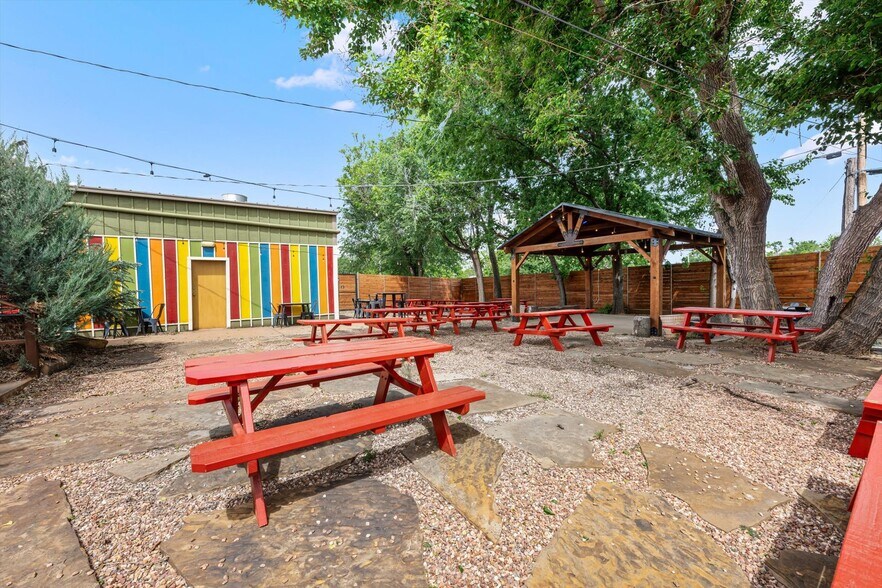 More Photos Of 629 W Main St, Yukon General Retail For Lease