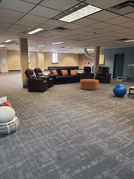 More Photos Of 136 Center St, Old Town Office For Sale