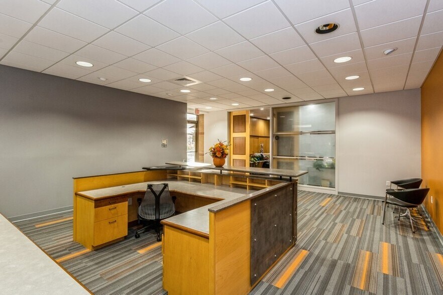 More Photos Of 2834 Northgate Dr, Iowa City Office For Lease