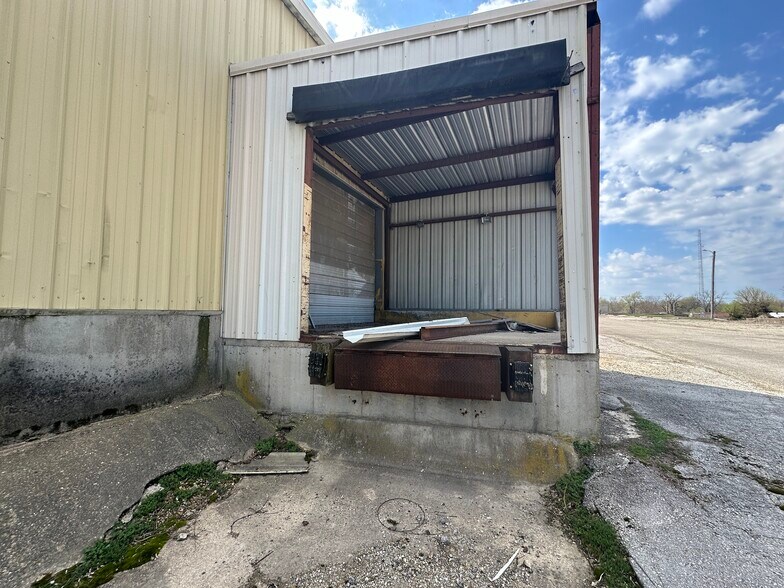 More Photos Of 102 S Main St, Mountain Grove Warehouse For Lease