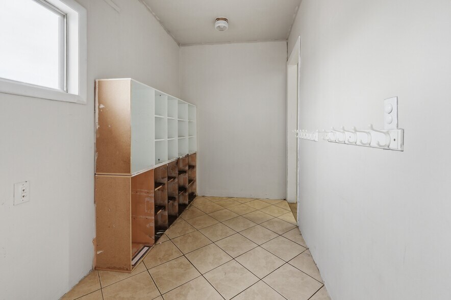 More Photos Of 819 12th Ave S, Nampa Storefront For Sale