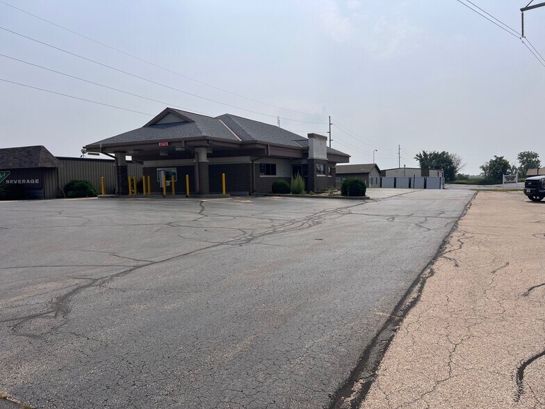 More Photos Of 927 E Main St, Winneconne Office For Sale