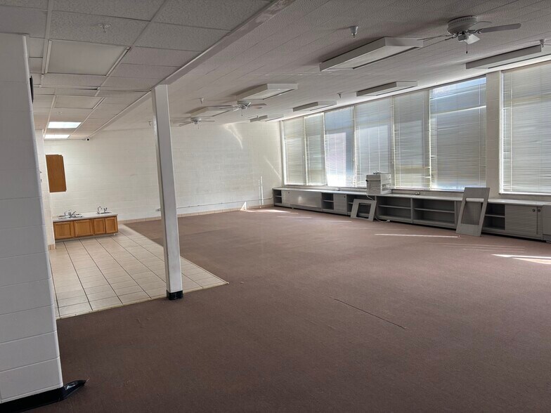 More Photos Of 670 Main Ave, De Pere Schools For Lease