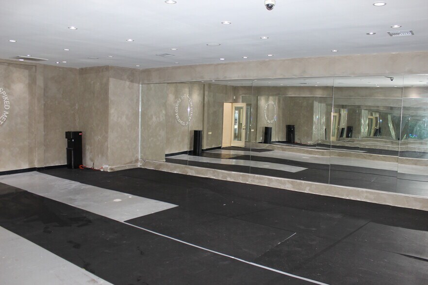 More Photos Of 840 S Robertson Blvd, Los Angeles Storefront Retail Office For Lease