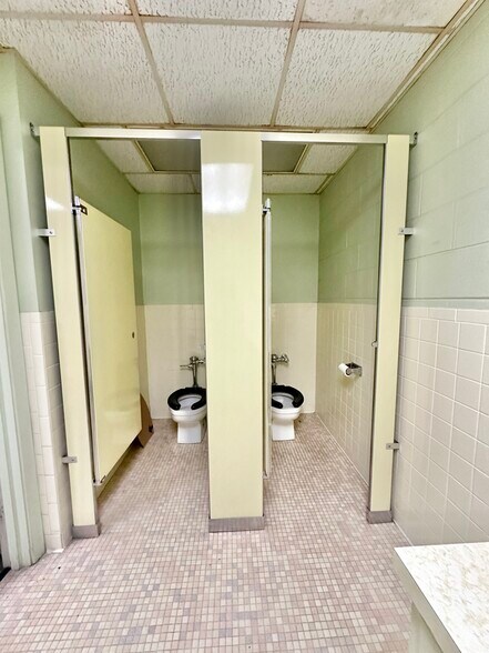 More Photos Of 8 Lester St, Martinsville General Retail For Sale