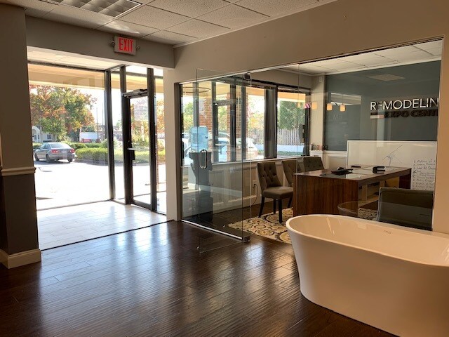 More Photos Of 48 King St, Roswell Freestanding For Lease