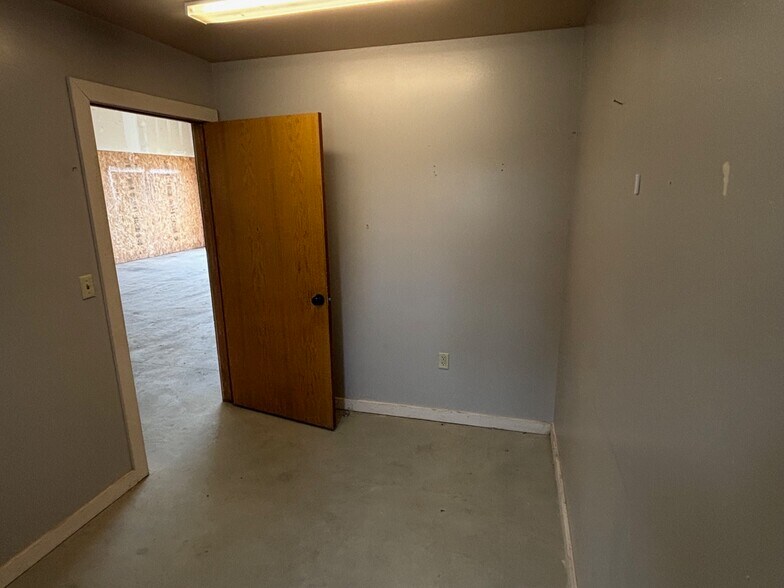 More Photos Of 1438 S Handley St, Wichita Flex For Lease