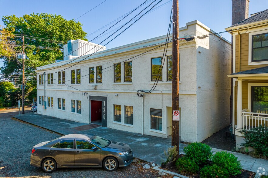More Photos Of 120 SW Grover St, Portland Showroom For Sale