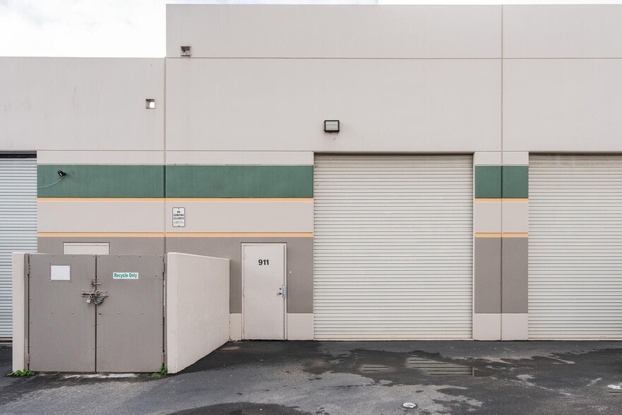 More Photos Of 4572 Telephone Rd, Ventura Warehouse For Lease