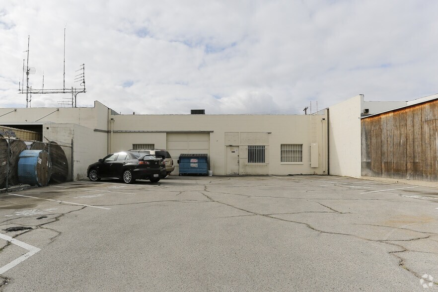 More Photos Of 15531 Cabrito Rd, Van Nuys Warehouse For Lease