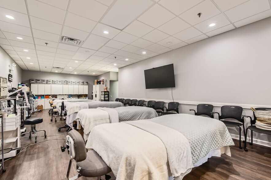 More Photos Of 271-285 E Helen Rd, Palatine Light Distribution For Sale