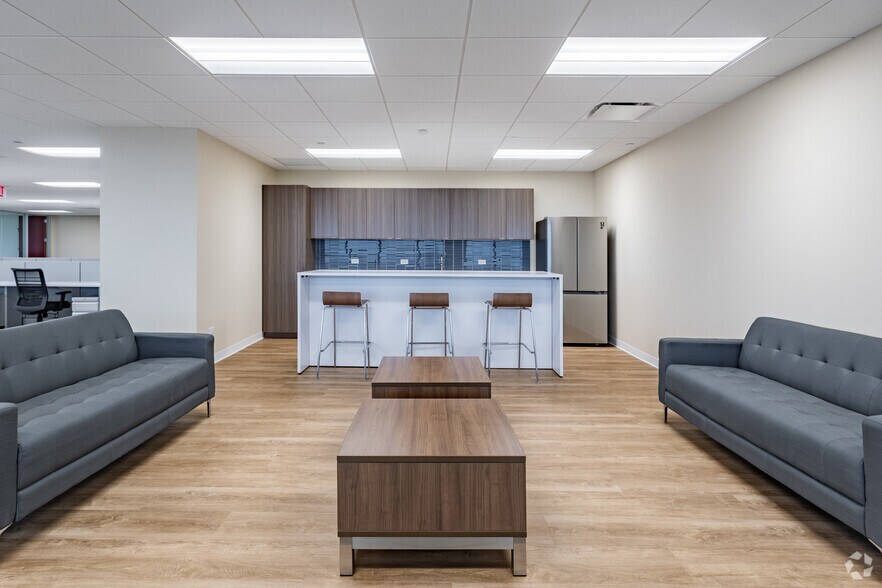 More Photos Of 425 N Martingale Rd, Schaumburg Unknown For Lease