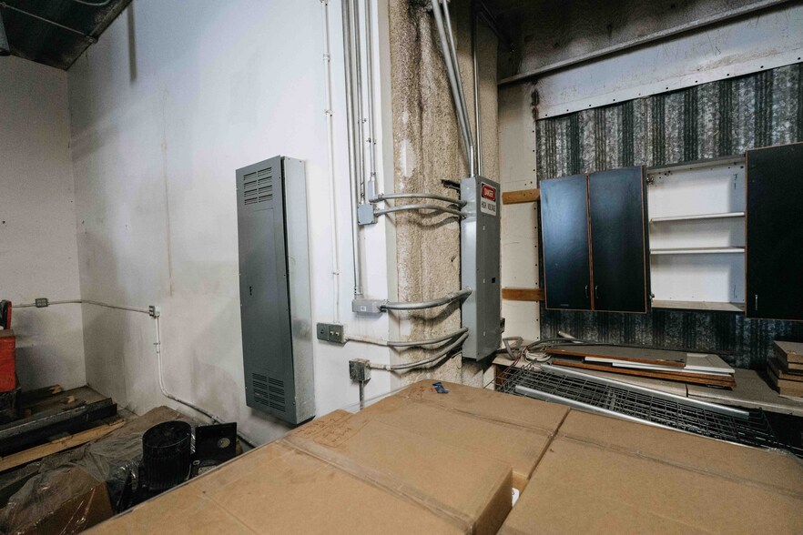 More Photos Of 2565 16th Ave, Columbus Light Manufacturing For Sale