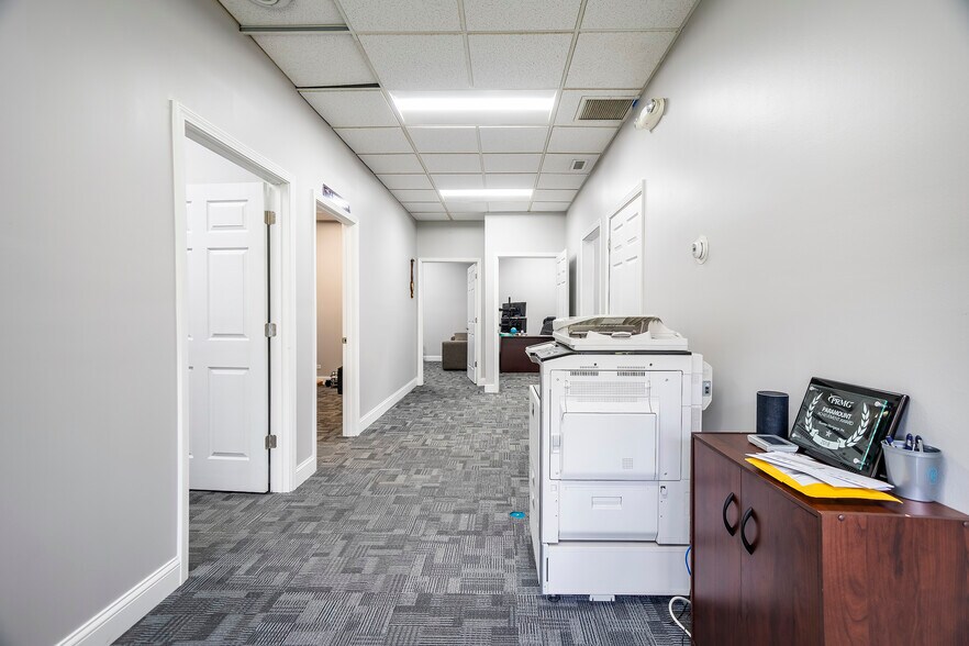 More Photos Of 951 N Plum Grove Rd, Schaumburg Office For Lease