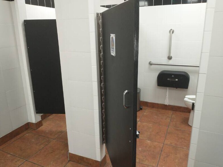 More Photos Of 1211 SW Lee Blvd, Lawton Fast Food For Sale