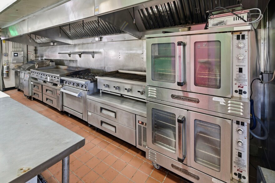 More Photos Of 5824-5846 NE Sandy Blvd, Portland Restaurant For Sale