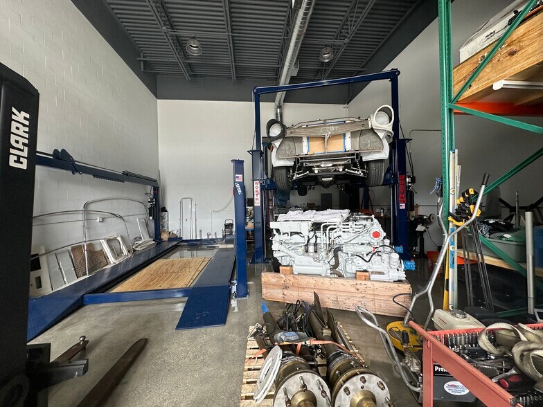 More Photos Of 861 NE Industrial Blvd, Jensen Beach Warehouse For Lease