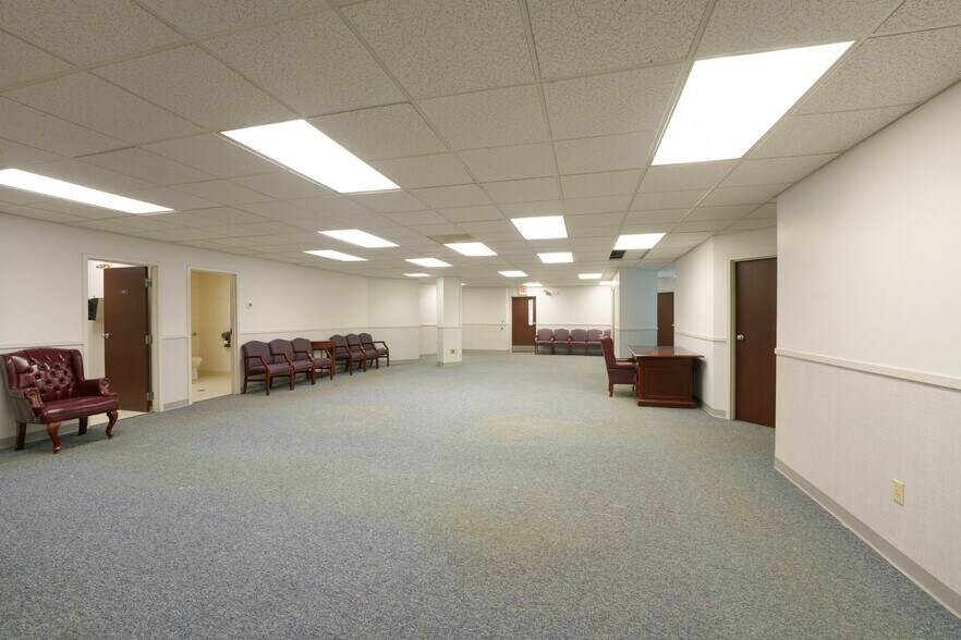 More Photos Of 6 Blackstone Valley Pl, Lincoln Medical For Sale