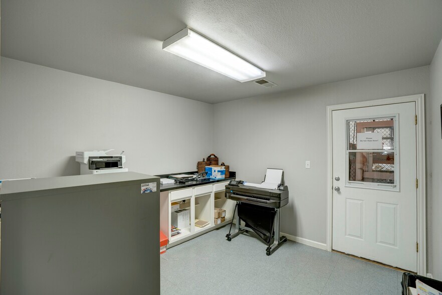 More Photos Of 11578 Airway Blvd, Roanoke Warehouse For Sale