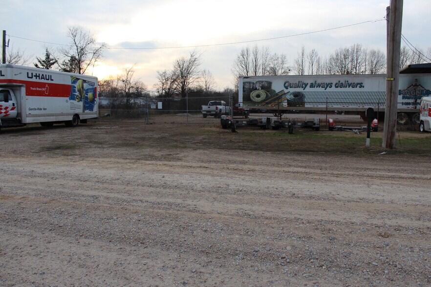 More Photos Of 1401 Black River Industrial Park Rd, Poplar Bluff Flex For Sale