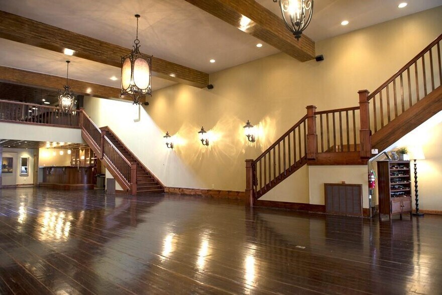 More Photos Of 117 W Walnut St, Rogers Restaurant For Lease