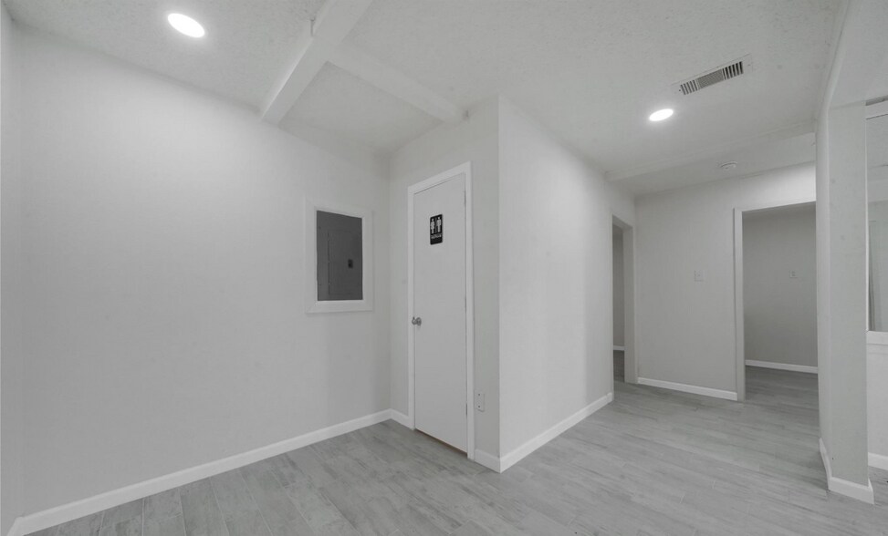 More Photos Of 522 Highway 3, La Marque Office For Lease