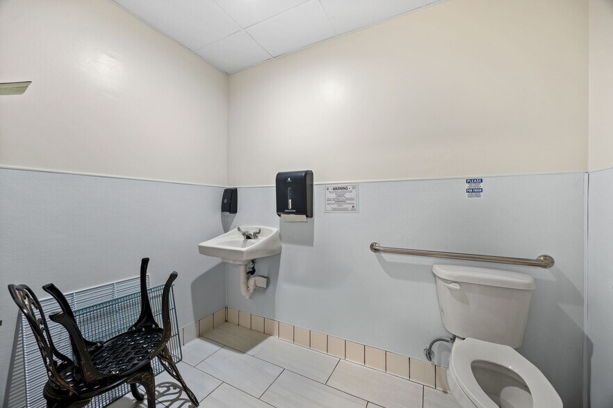 More Photos Of 470 Mediterranean Dr, McKinney Storefront For Lease