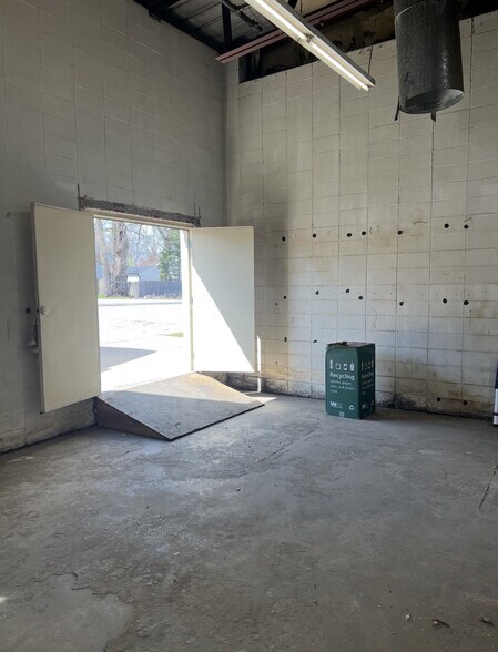 More Photos Of 764 Prairie St, Aurora Warehouse For Lease