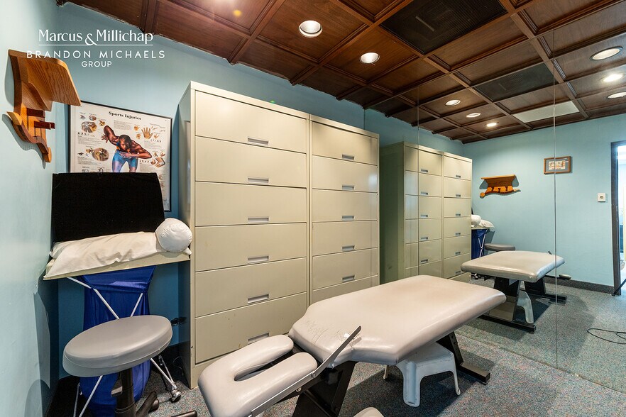 More Photos Of 1600 E Chevy Chase Dr, Glendale General Retail For Sale