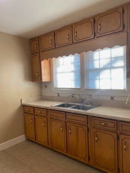 More Photos Of 5560 Jonesboro Rd, Lake City Office For Sale