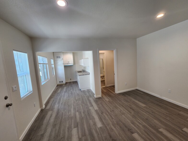 More Photos Of 526-534 W 47th St, Los Angeles Apartments For Sale
