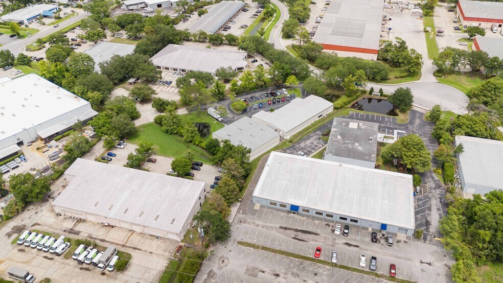 More Photos Of 1076 Florida Central Pky, Longwood Warehouse For Lease