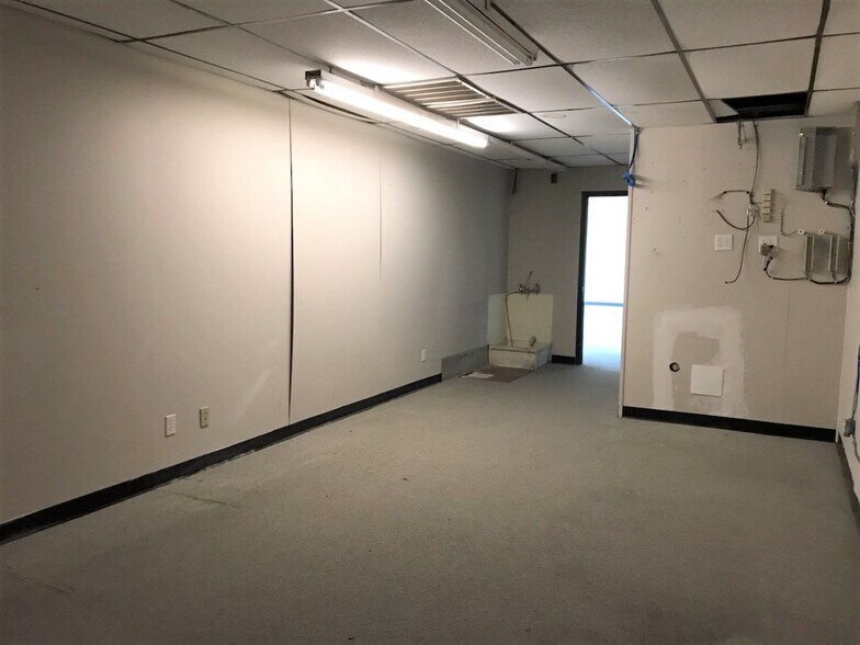 More Photos Of 2412 W Pawnee St, Wichita Freestanding For Lease