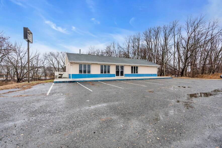 More Photos Of 320 State Route 33, Manalapan Township Restaurant For Sale