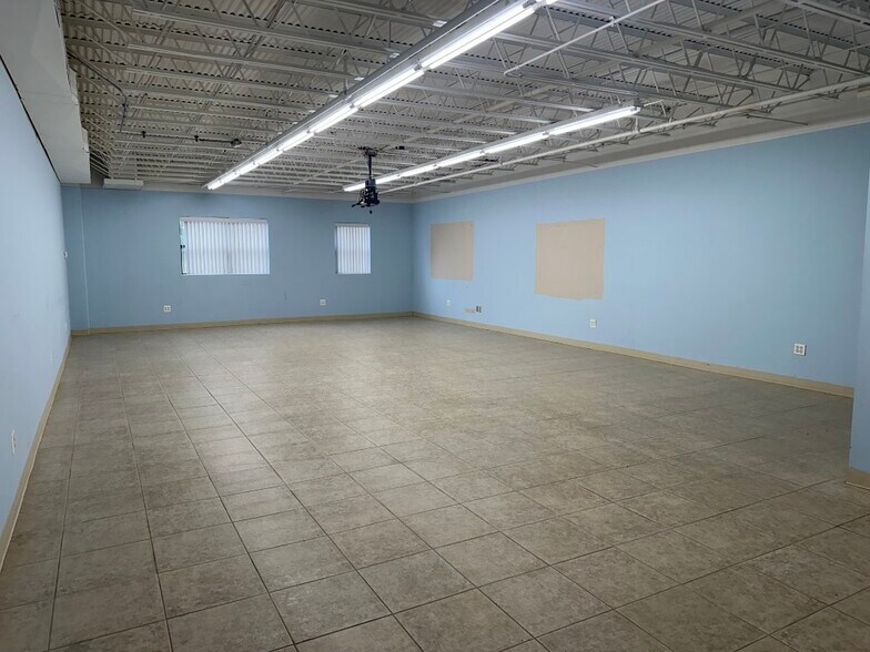 More Photos Of 60-70 Cleveland Ave, Bay Shore Warehouse For Lease