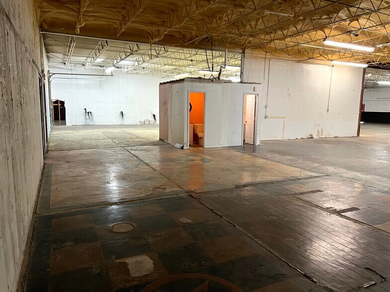 More Photos Of 5508-5516 Brewster St, San Antonio Warehouse For Lease