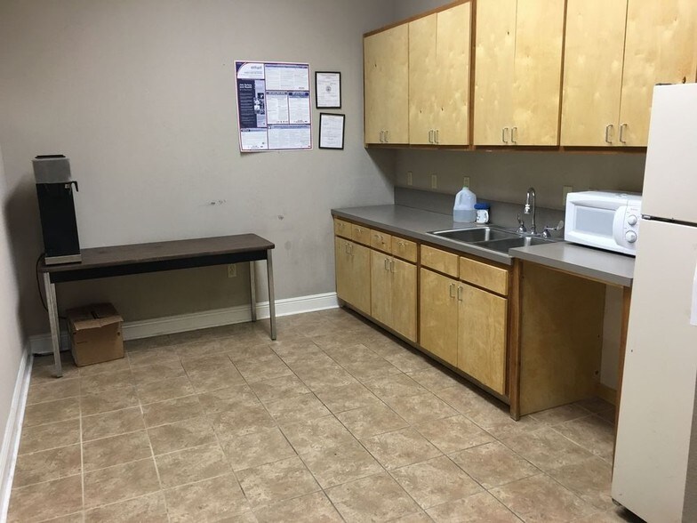 More Photos Of 4444 American Way, Baton Rouge Office For Sale