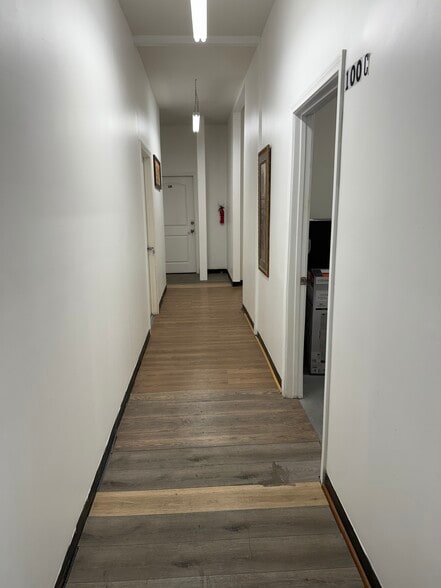 More Photos Of 14529 Archwood St, Van Nuys Storefront Retail Office For Lease